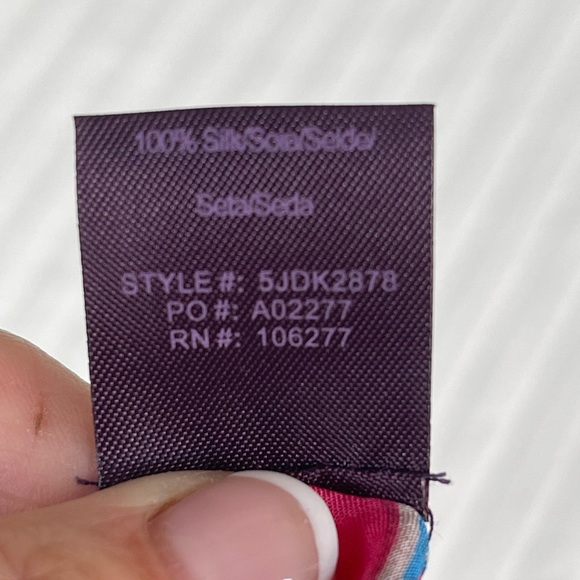 Hale Bob Oversized kimono top with front v-neck XS
100% Silk pink background - Picture 10 of 10